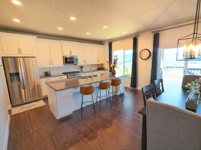 Building Photo - Large Home in Bradly Ranch