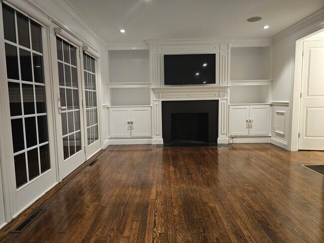 Building Photo - 11 Oak St