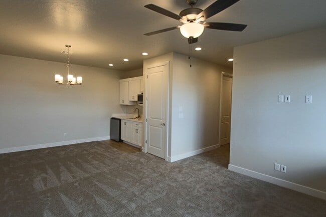 Building Photo - LIKE NEW: 2170+ SQFT and majestic VIEWS  3 Br 2.5 Ba 2 Car garage