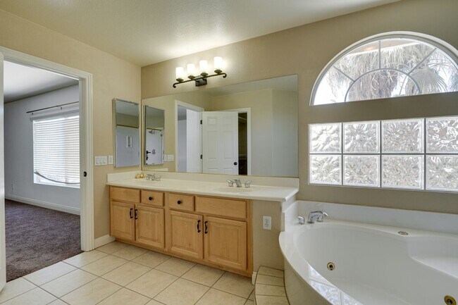 Building Photo - 4-Bedroom Home with Heated Pool & Spa