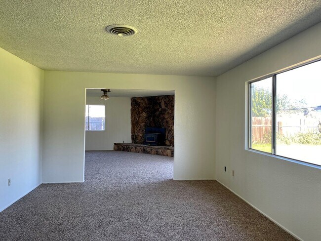 Building Photo - 4 bedroom home in convenient location on Alta Mesa Dr.
