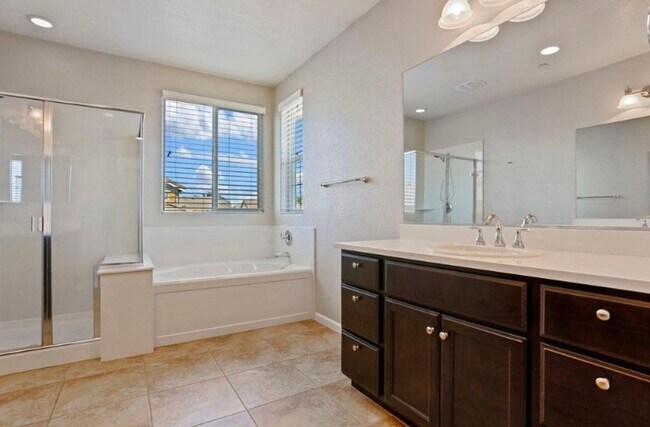 Building Photo - Beautiful 5 Bedroom, 3 Bath Tracy Home / B...