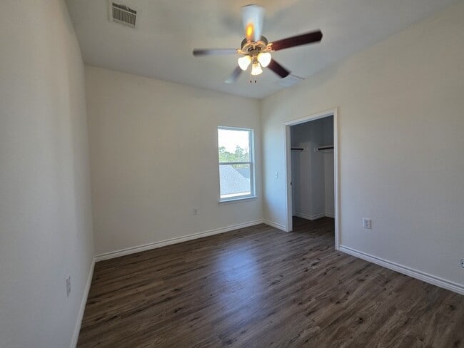 Building Photo - 4-Bed 2 Bath 2 Car Garage-Available July f...