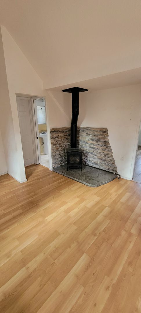 Building Photo - $1500 Cute 1 bedroom 1 bath unit above garage on quiet street