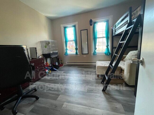 Building Photo - 217 Hobart St