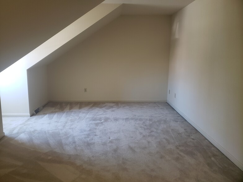 Building Photo - 10 Brookline Ct