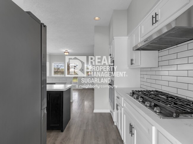Building Photo - Executive Living in the Heart of Sugar Land