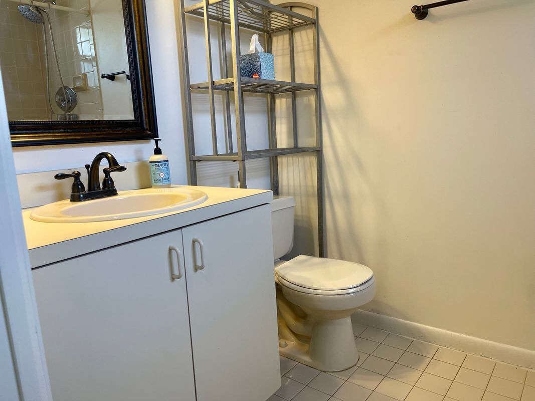 Building Photo - 654 Manor Dr