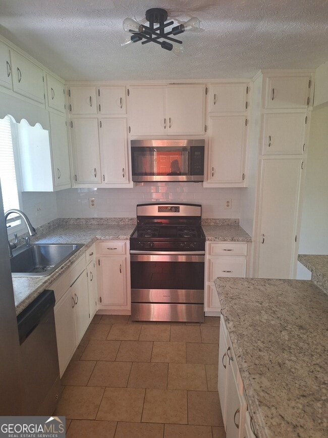 Building Photo - 1514 Stoneleigh Cir