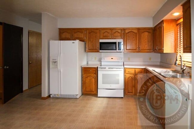 Building Photo - Comfortable 2 Bedroom/ 2 Bathroom/ 2 Car D...