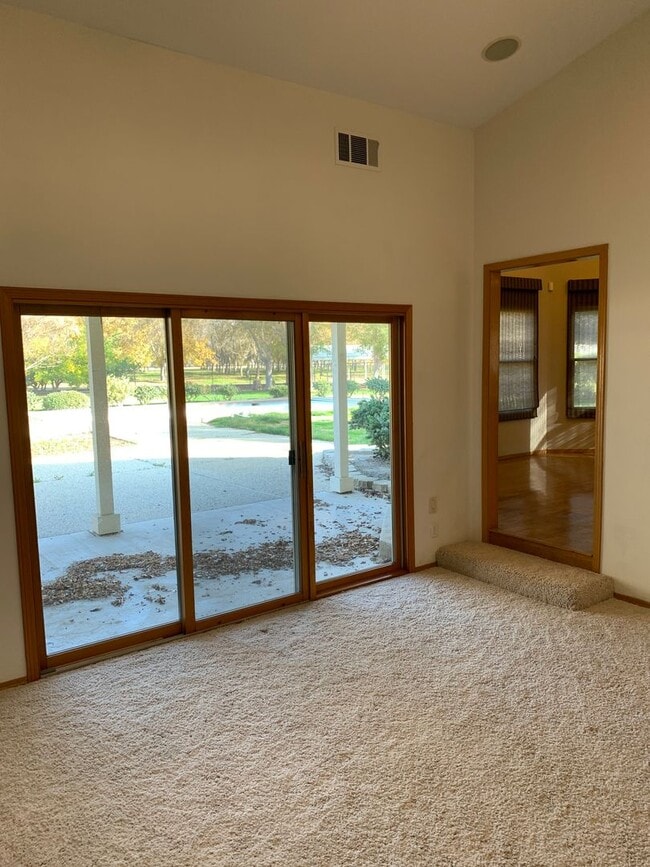 Building Photo - 4 Bedroom 3 Bath Home