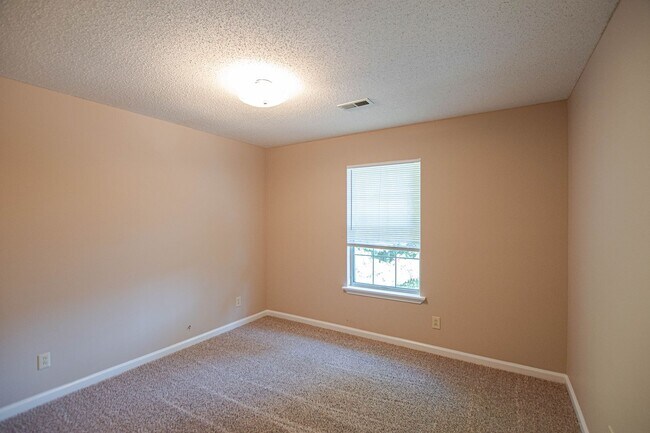 Building Photo - 701 Peachers Dr