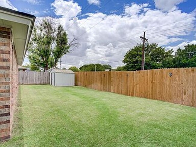 Building Photo - Fantastic 4 Bedroom 2 Bathroom house in So...