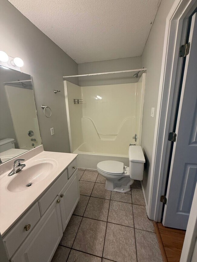 Building Photo - Charming 3-Bedroom, 3-Bathroom Farmhouse outside of Sturgeon MO - just 15 minutes from Columbia!