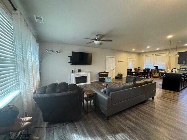 Building Photo - Rooms for rent in wonderful North Roseburg Home with views in Winchester