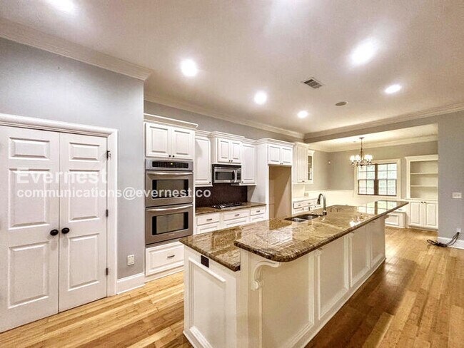Building Photo - 4-Bedroom Home with Garage / Available Now!