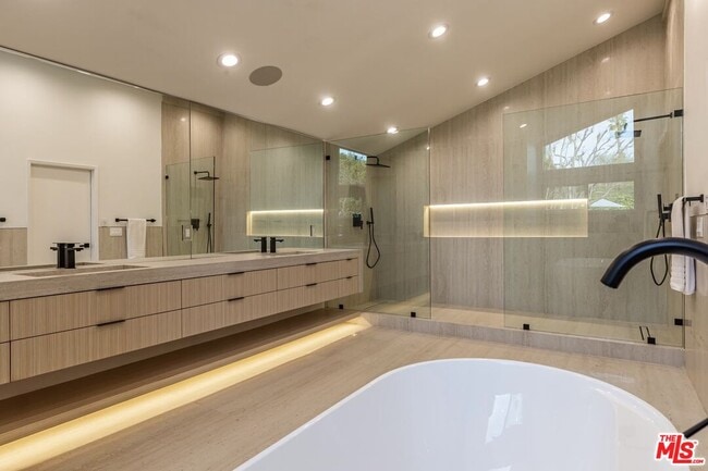 Building Photo - 624 N Beverly Dr