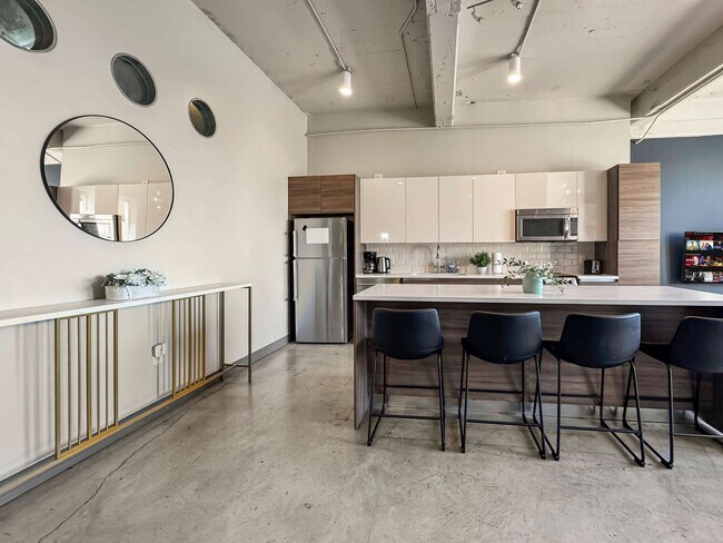 Building Photo - 555 Evergreen St