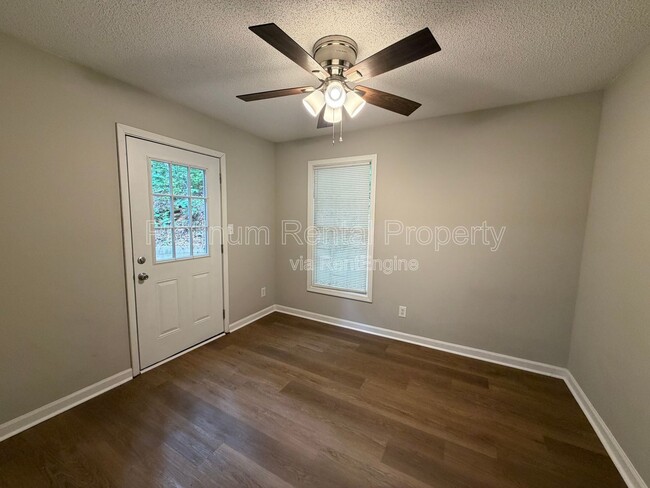 Building Photo - 209 Briarwood Dr