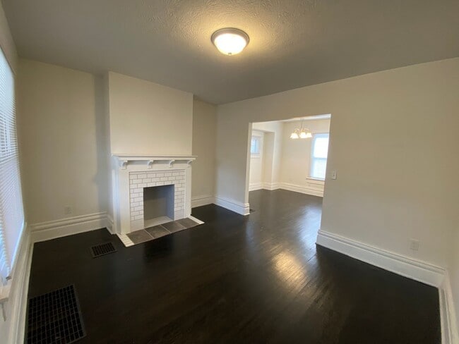 Building Photo - E Hudson St 163-167 NSLLC