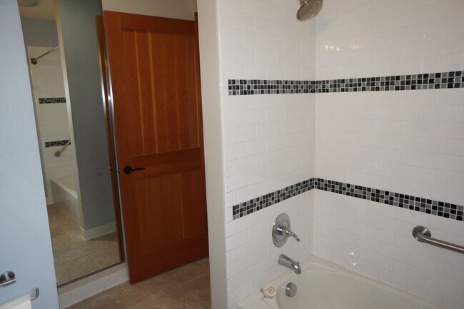 Building Photo - Amazing two bedroom sellwood beauty!