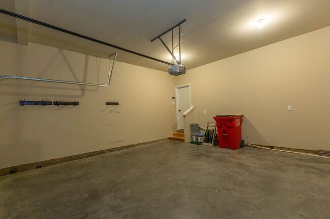 Building Photo - 4 Bed, 3 Bath, Single Family Home in Hedgesville, WV