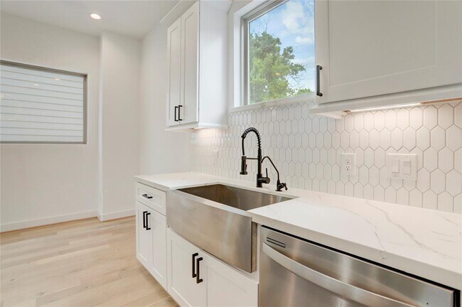 Building Photo - 2715 Drew St