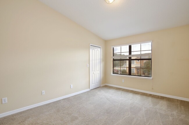 Building Photo - Cozy 2/2.5 Spacious Townhome with a Covere...