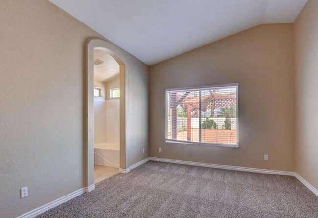 Building Photo - Single Story Gem!