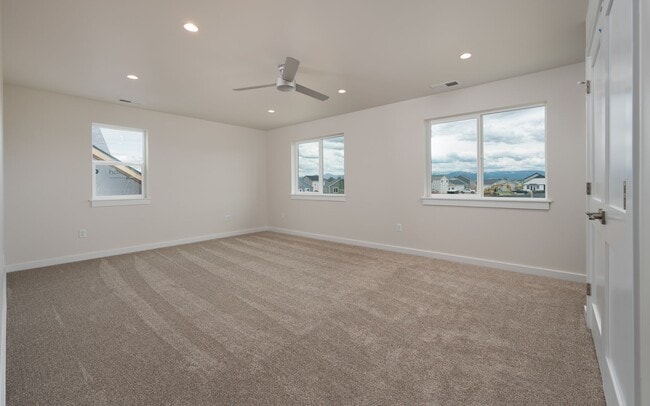 Building Photo - Stunning 4 bed, 3 bath - Corner Lot