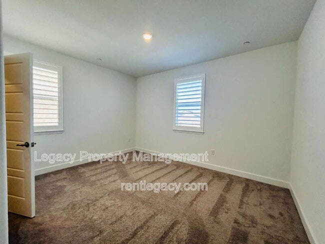 Building Photo - 4096 Azul Way