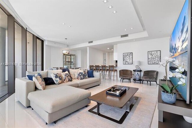 Building Photo - 17475 Collins Ave