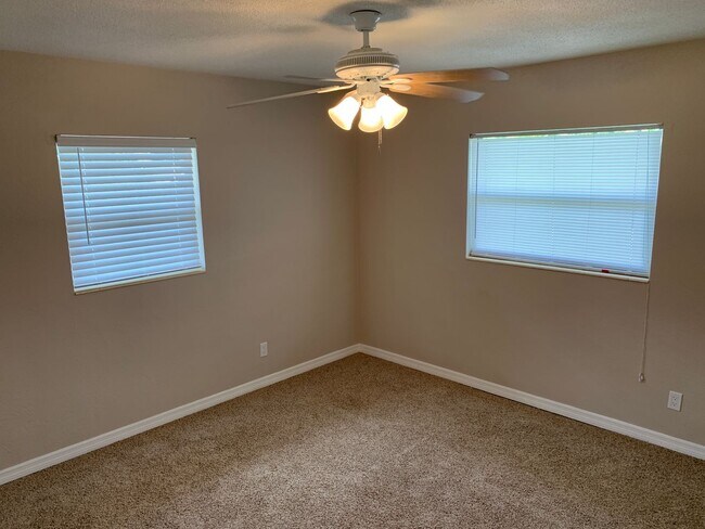 Building Photo - 3 Bed, 2 Bath Home for Rent in Northeast St. Pete