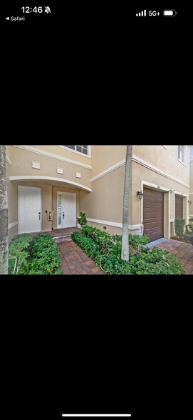 Building Photo - 2615 SW 81st Ter