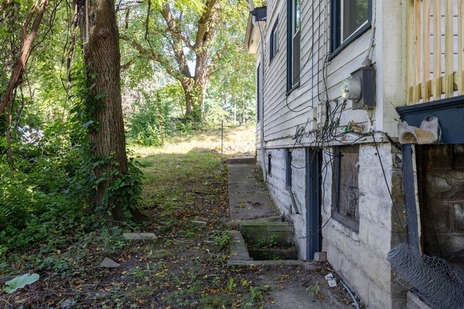 Building Photo - Renovated Large 4 Bedroom House in McKeesp...