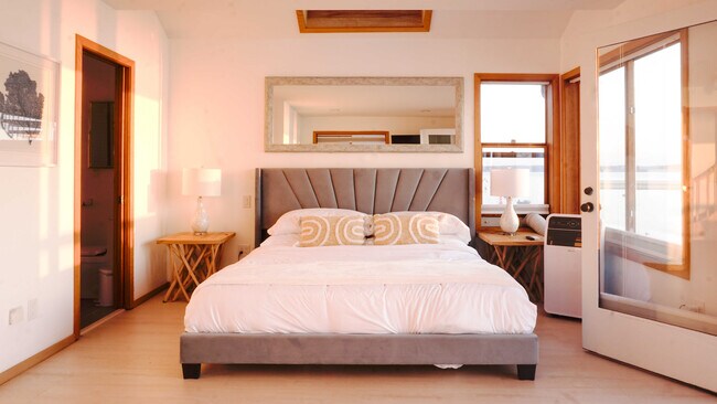 Building Photo - 19118 Soundview Dr NW