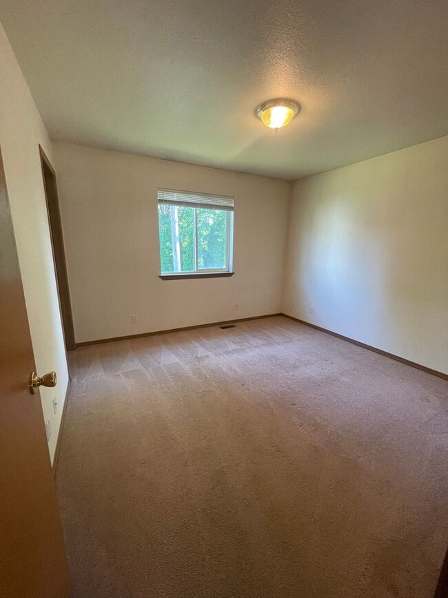 Building Photo - 3 bed 2 bath rancher with master en-suite & RV parking