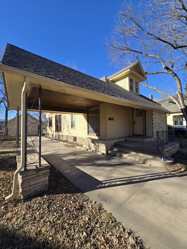 Building Photo - 517 S Vine St