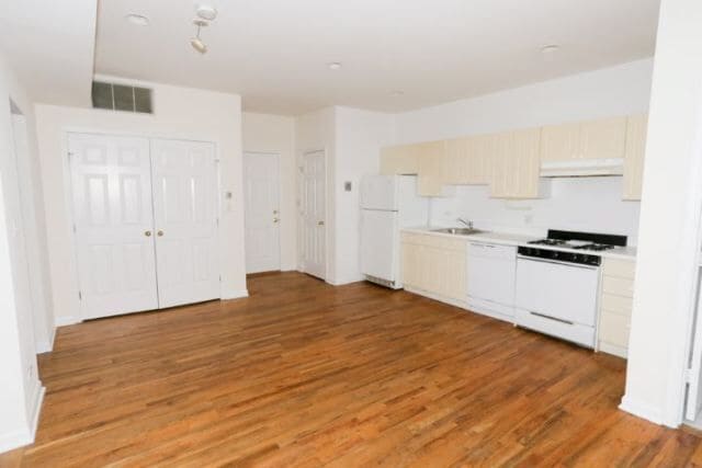 Building Photo - 922 W Dakin St