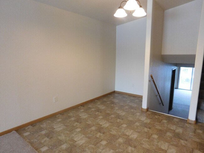 Building Photo - Charming 3 Bed, 2 Bath Townhome with Singl...