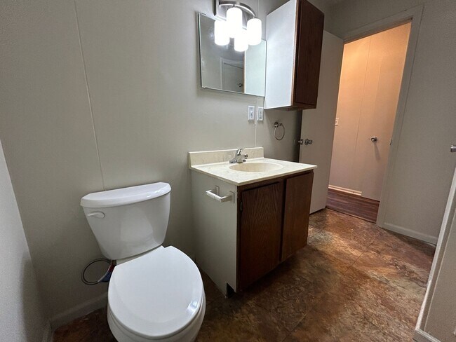 Building Photo - 1 Bedroom, 1 Bath Apartment at the Brookside Apartments!