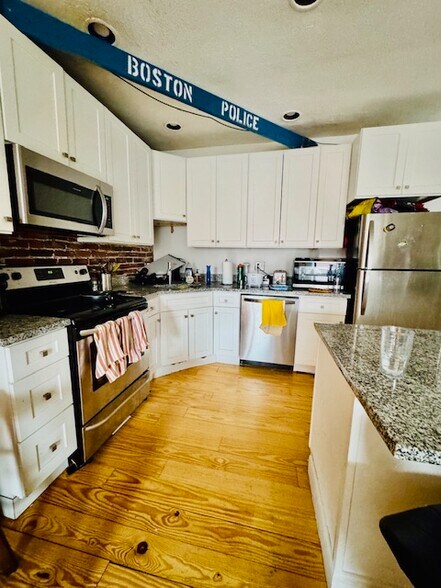 Building Photo - 606 Columbus Ave