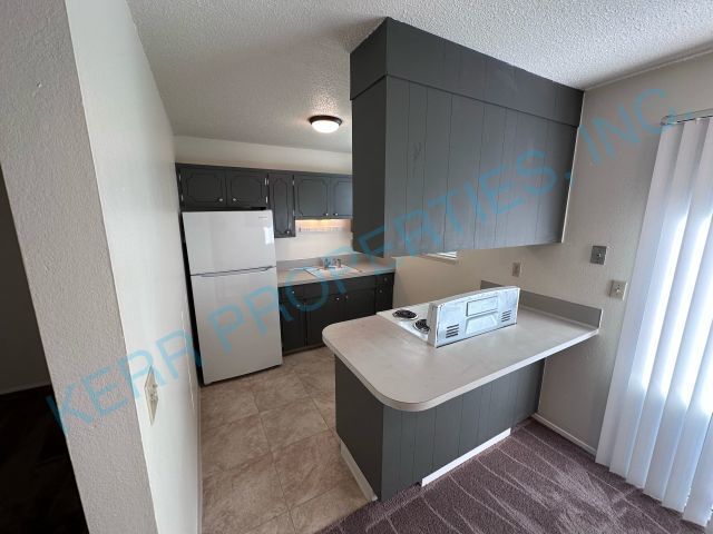 Building Photo - Charming 2-Bed Retreat on SE Steele St., Cozy Comfort in 794 Sq Ft!