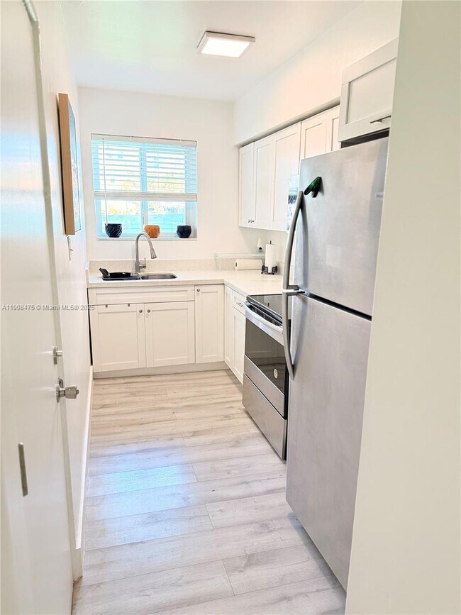 Building Photo - 6941 Bay Dr