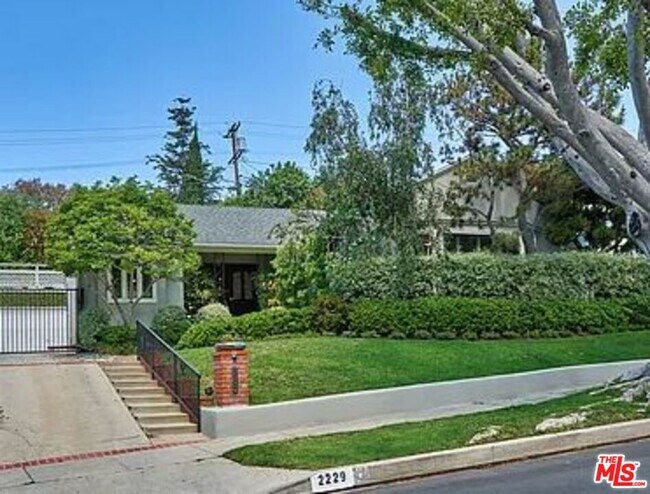 Building Photo - 2229 S Beverly Dr
