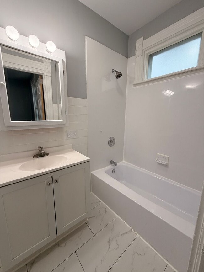 Building Photo - Modern Spacious 2+ Bedroom Lower Unit