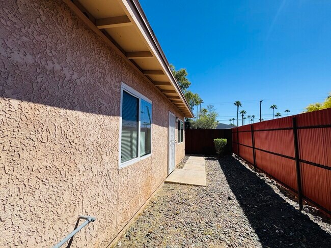 Building Photo - 2643 N Alvernon Way