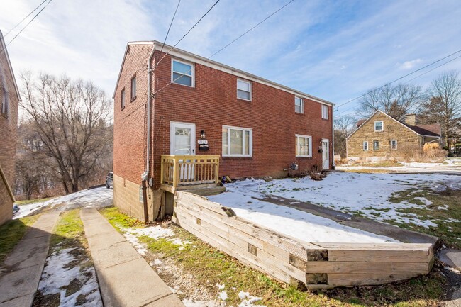 Building Photo - GORGEOUS 3 BEDROOM HOME IN BROOKLINE! FEAT...