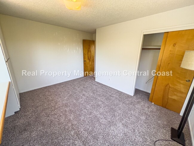 Building Photo - AVAILABLE NOW - Spacious Country Home in S...