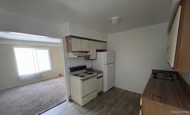 Building Photo - 16481 E 10 Mile Rd